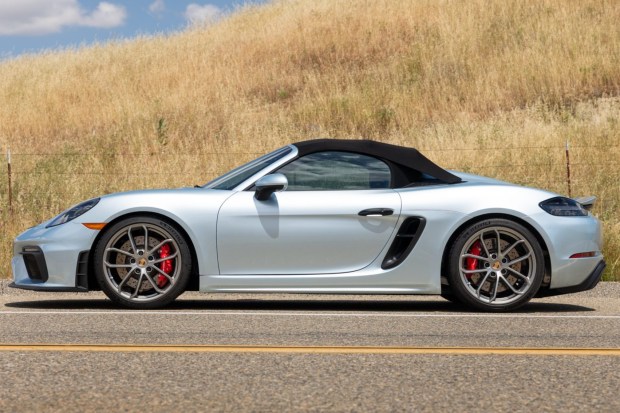 Azzuro Thetys Metallic 2022 Porsche 718 Spyder 6-Speed